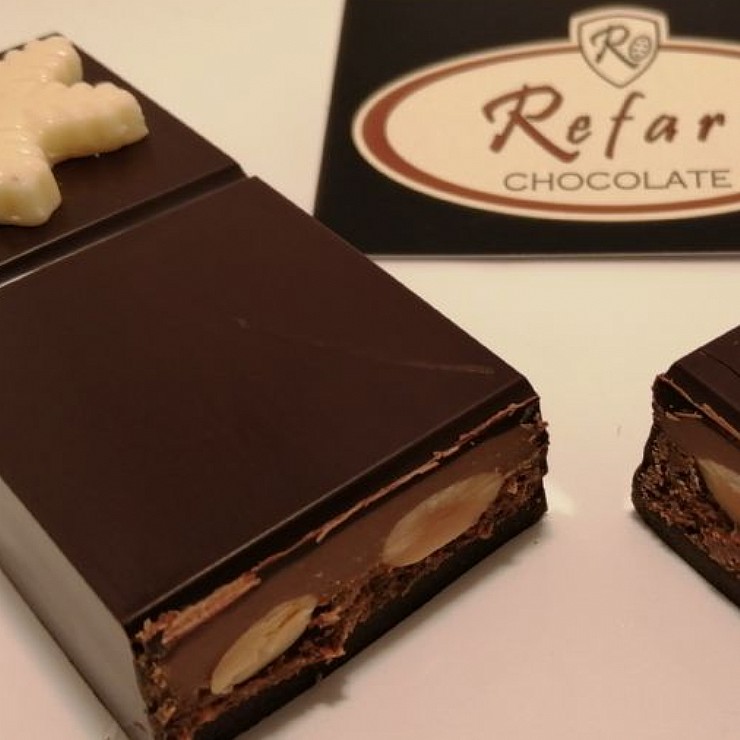 Turrón de chocolate negro 70% relleno de almendra y barquillo.