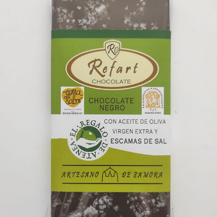 Tableta de chocolate negro 70% con aceite de Oliva Virgen Extra y escamas de sal.