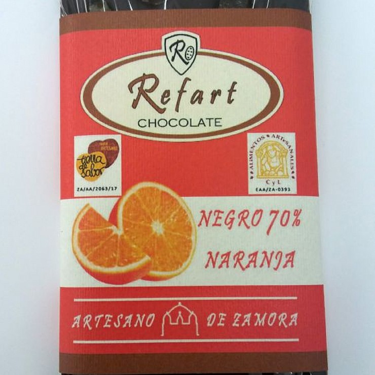 Tableta de chocolate negro 70% con naranja.
